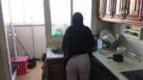 Suriyeli hizmetçiyi çalışırken sikiyor