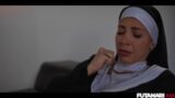 Dövmeli Olgun MILF’ü Travesti Kız Fena Sikiyor, Her Yere Döl Fışkırtıyor!