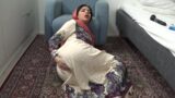 Azgın İranlı MILF Evde Tek Başına Kendini Dağıtıyor