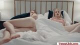 Sarışın Liseli Üvey Kız Kardeşiyle Gece Kulübünden Dönünce Azıp Yatağa Dalıyor Lezbiyen Porno