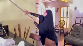 Arap Müslüman Üvey Anne İç Çamaşırıyla Üvey Oğluna Sundu