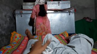 Desi Bhabhi Kayınbiraderiyle Gizli Sikişiyor