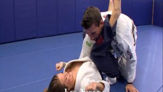 Karate öğretmeni deneyimli sarışın öğrencisine sikiş dersi veriyor