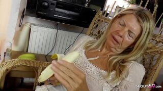 Yaşlı Alman Kadın Genç Komşuya Siktiriyor