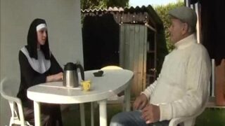 Yaşlı ve Genç Adam Rahibeyi Çift Sikti