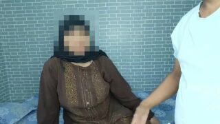 Zavallı Müslüman Hijablı Kız Para İçin Yapımcıyla Bahçede Sikiliyor